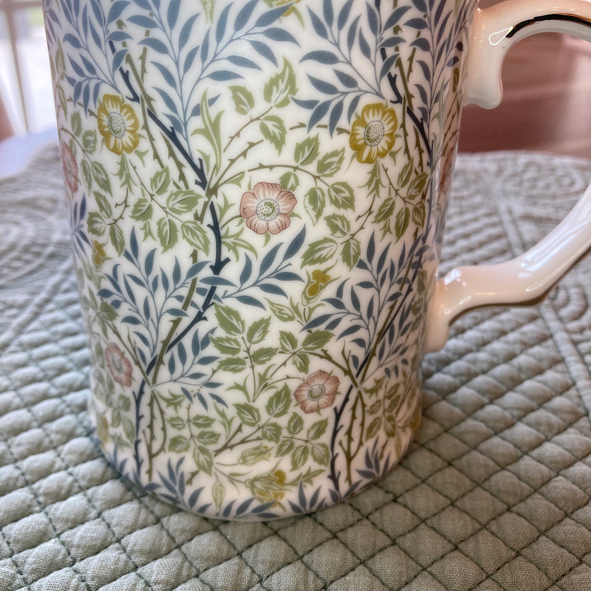 Floral vine design coffee mug kitchen accessory
