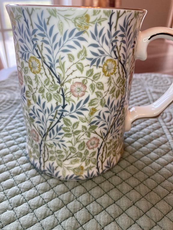 Floral vine design coffee mug kitchen accessory
