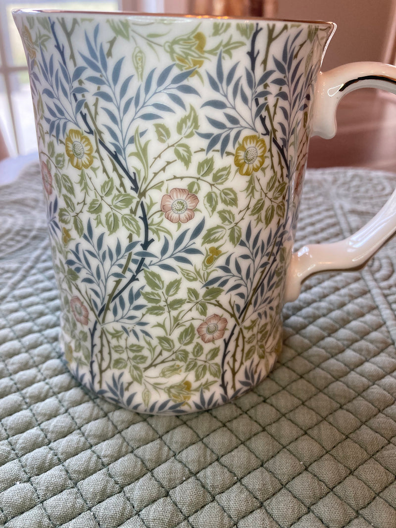 Floral vine design coffee mug kitchen accessory
